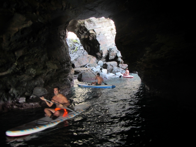 Pasando en kayak por la cueva